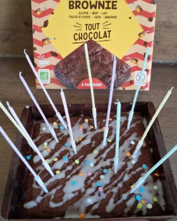 Préparer la rentrée scolaire d’un enfant allergique avec un gâteau d'anniversaire brownie à partager