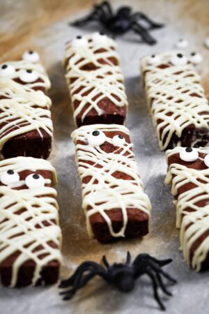 personnaliser nos brownies sans allergènes en monstres pour Halloween sans gluten