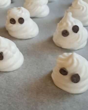 recette de meringues vegan en forme de fantomes pour un halloween sans allergènes